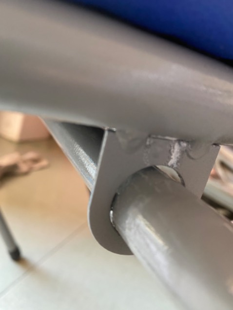 Các chi tiết cũng tương đối dày dặn, nhưng các mối hàn trông khá amateur. Sản phẩm xứng với tầm giá. 
Lúc nhận hàng mặt bàn bị mẻ một miếng, dù sản phẩm được bọc lại. Có vẻ không phải lỗi bên vận chuyển. Lười đổi nên chấp nhận vậy.