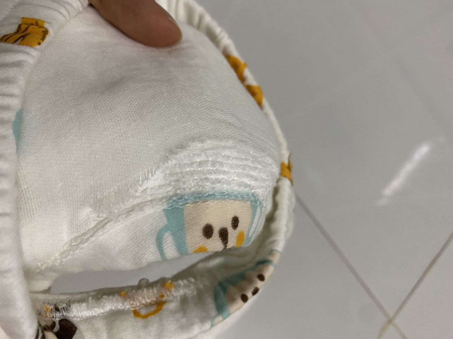 Mặc mới có 2 lần mà vải bên trong rách vầy. Mà vải xô bên trong giống như mục lắm, cầm kéo nhẹ xíu là rách thêm luôn, không dám đụng luôn ah ?. Mà giá hồi mua cũng mắc chứ đâu phải rẻ mà chất lượng vậy thì thấy thất vọng. À mà mình xài cho bé là dán thêm miếng lót thấm hút nước tiểu rồi ah chứ không phải tiểu trực tiếp lên lớp thấm hút này mà còn vậy !! Nói chung thấy bực mình.