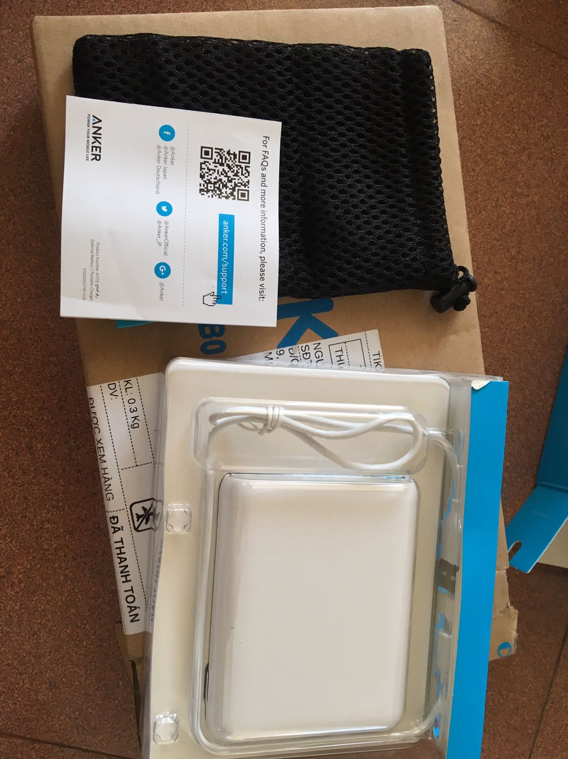 Tiki giao hàng : siêu nhanh khỏi bàn. Cảm thấy có lỗi với anh shipper quá. Đặt hàng thứ 6, dự kiến giao thứ 3. Không ngờ thứ 7 giao tới, mà mình lại chưa lên Sài Gòn. Đã vậy lúc đặt hàng ko có mục ghi chú như mọi khi nên mình ko note lại được. Đinh ninh là "chỉ giao vào giờ hành chính" như mọi lần, không ngờ lần này Tết & thứ 7 nữa vẫn giao, nên phải điện lại cho anh shipper hẹn lại thứ 2. Sáng chưa ngủ dậy thì ảnh đã tới nhà rồi@@.
Hàng thì chưa xài, nhưng đóng gói cẩn thận, được xác nhận chính hãng. 
5 sao cho Tiki ^^ !!!! Cám ơn và xin lỗi nhiều ạ.