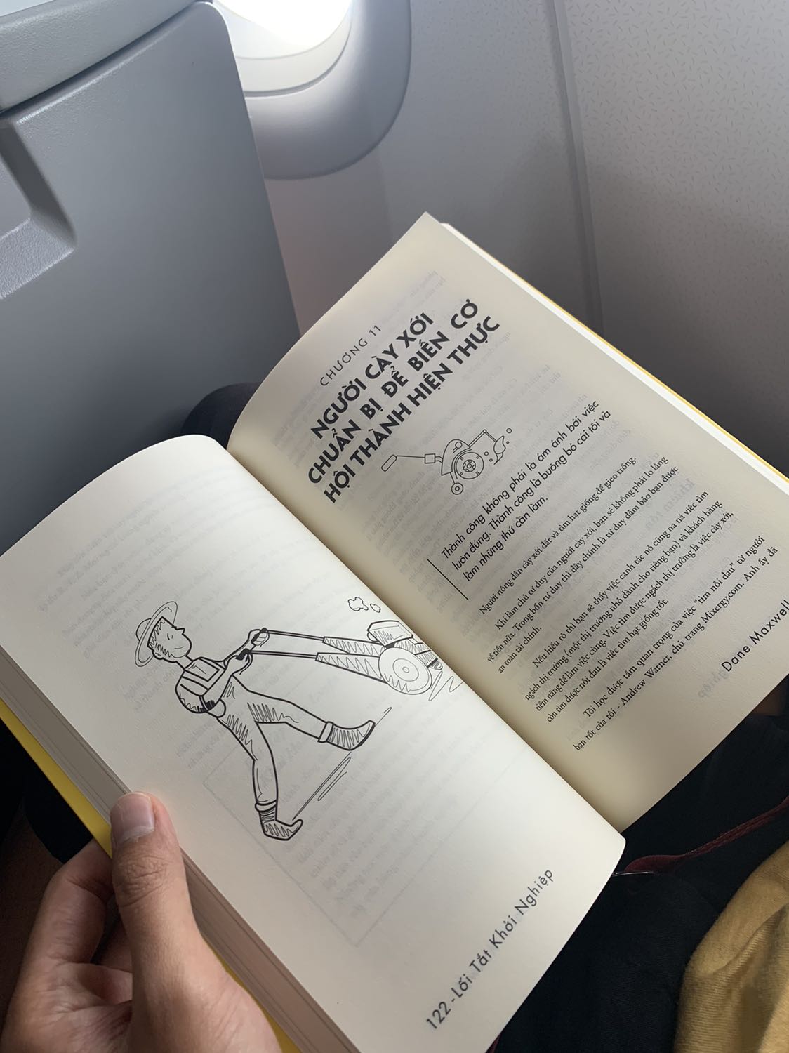 Lời đâu tiên chúc anh luôn giữ sức khoẻ dồi dào để tiếp tục những cuốn sách, dự án hay và bổ ích cho công đồng.  
Mặc dù đã đọc khởi nghiệp du kích, đừng để mất bò,...nhưng cuốn sách lần này vẫn làm e rất háo hức với thiết kế cuốn sách rất tỉ mỉ, chỉn chu gây ấn tượng ban đầu cho người đọc.  Nội dung của cuốn sách được thiết kế rất dễ hiểu giúp người đọc định hướng cách đọc sao cho hiểu quả cùng với lối hành văn ngắn gọn, súc tích, dí dỏm làm cho người đọc không bị nhàm chán.
Thông qua cuốn sách đã đưa ra những bài học tuy đơn giản nhưng rất sâu sắc, giúp e định hình và tư duy hơn về con đường khởi nghiệp, tuy có rất nhiều chông gai nhưng nếu chúng ta biết tìm ra những lối đi, lộ trình đúng đắn sẽ giúp chúng ta giảm thiểu những rủi ro, vết xe đổ từ đó bước những bước đi vững chắc hơn trên con đường khởi nghiệp
Lời cuối xin cảm ơn anh và các cộng sự đã đóng góp thật nhiều những giá trị bổ ích cho cộng đồng. Chúc anh và các cộng sự ngày càng thành công hơn nữa.