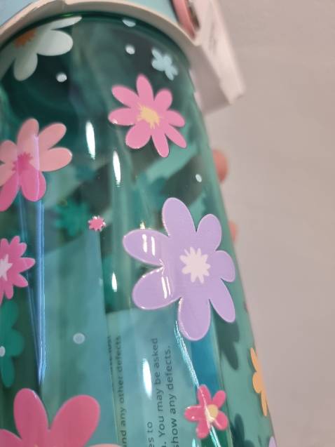 Chời ơi cái ly màu xinh xĩu luôn, họa tiết hoa được in nổi sắc nét rờ đã lắm, bình nhựa độ hoàn thiện cao nên mua với giá này ko thấy uống tiền tí nào