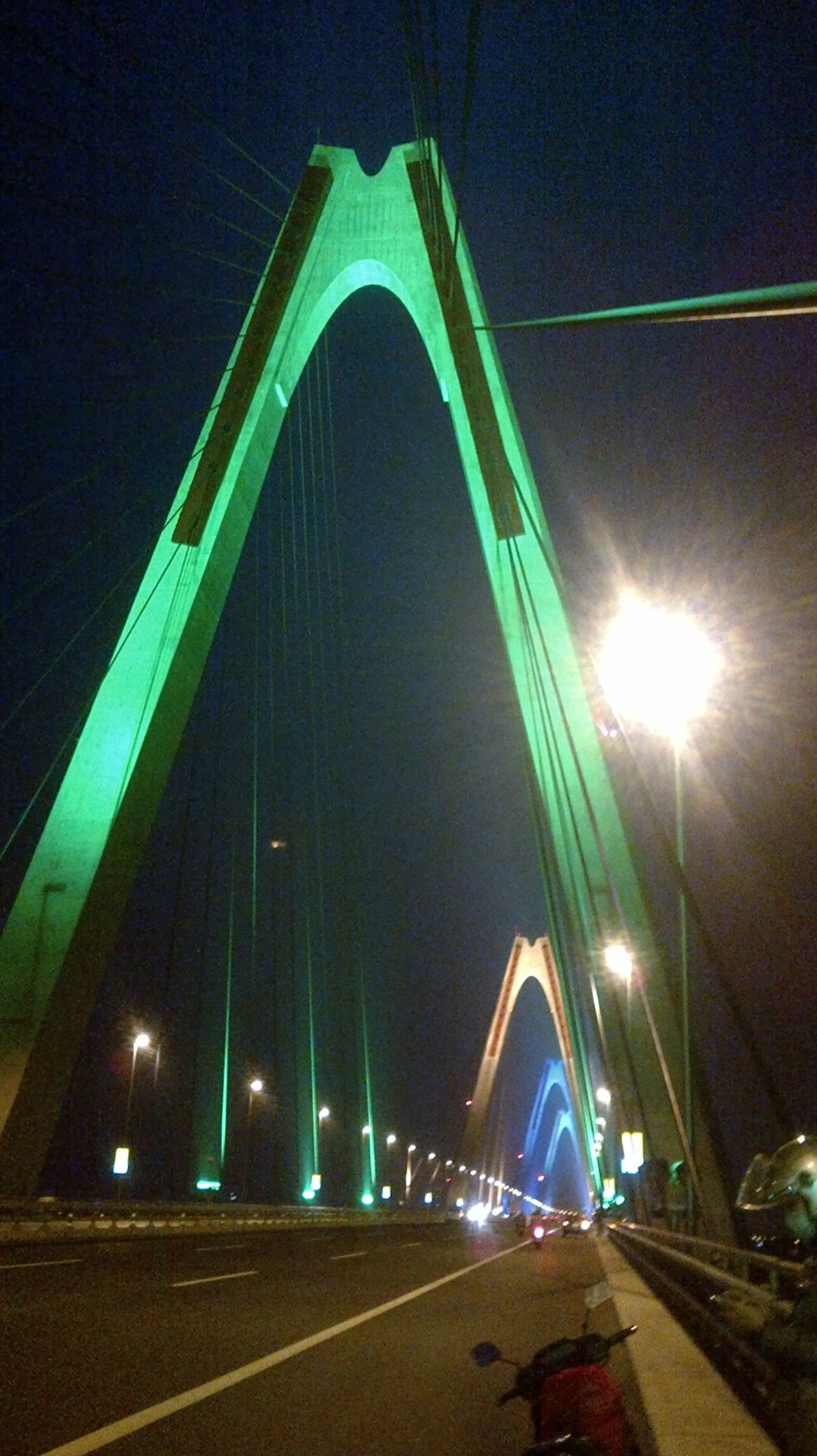 Rất hay vì có điều khiển từ xa, có thể hẹn giờ tắt, mở được. Lười chụp ảnh.