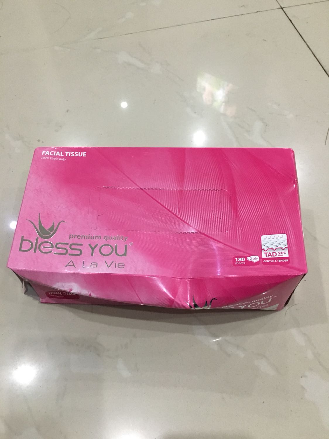 Mình mua mấy món đồ cùng lúc, tiki đã đóng thùng nước giặt cùng với hộp giấy ăn và vận chuyển cho nên hộp giấy đã bị túi nước giặt chèn vào làm nó bị bóp méo.