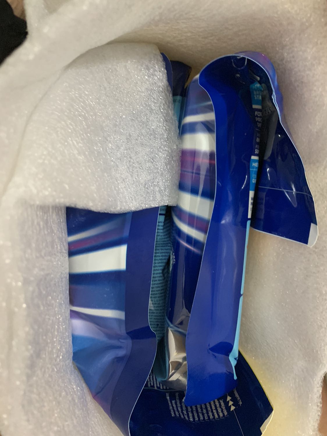 Giao sai sản phẩm, mua 1 gói quantum max 100v mà lại đi giao 2 gói 60v và 40v (loại quantum rẻ hơn loại quantum max như hình sản phẩm shop đăng)
Đề nghị đổi hàng cho tôi