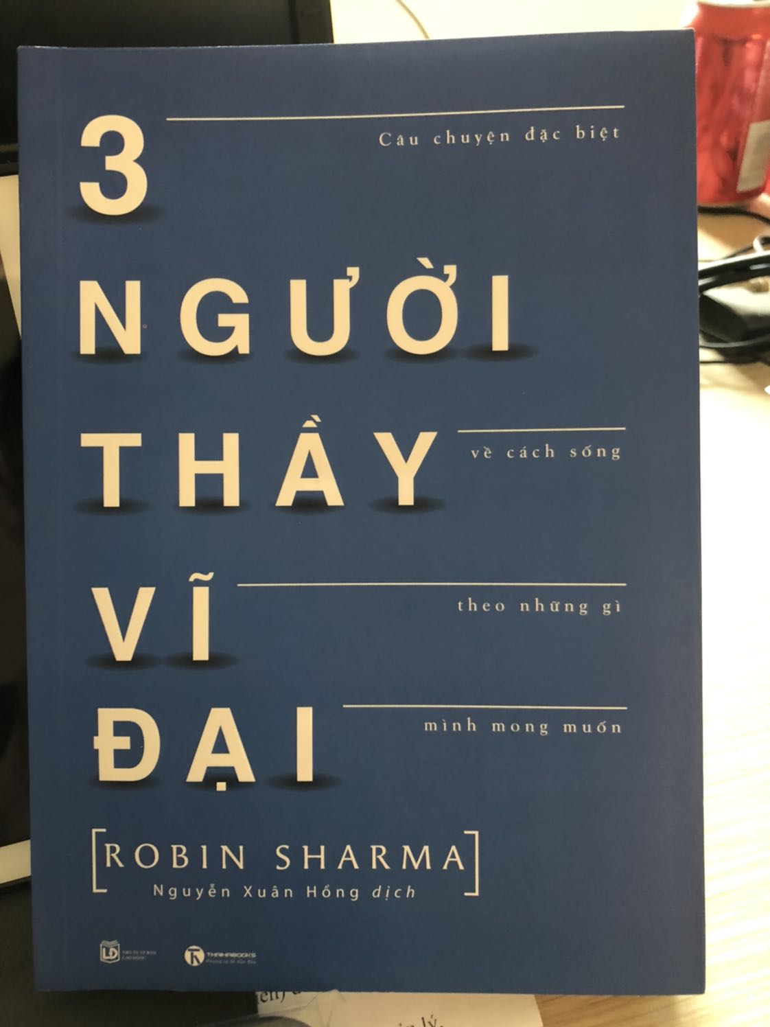 - Giao hàng nhanh hơn thời gian dự kiến
- Sách nhận được đã bị rách mất trang cuối (như trong hình)
- Sách như đã được mở nhiều lần, vì vậy khi nhận sách thì bìa sách đã bị vênh lên (sách mới không bị như vậy)
- Mùi sách mới, dụi nhẹ (mình rất thích)
- Nội dung sách phải một thời gian nữa mới đánh giá được.