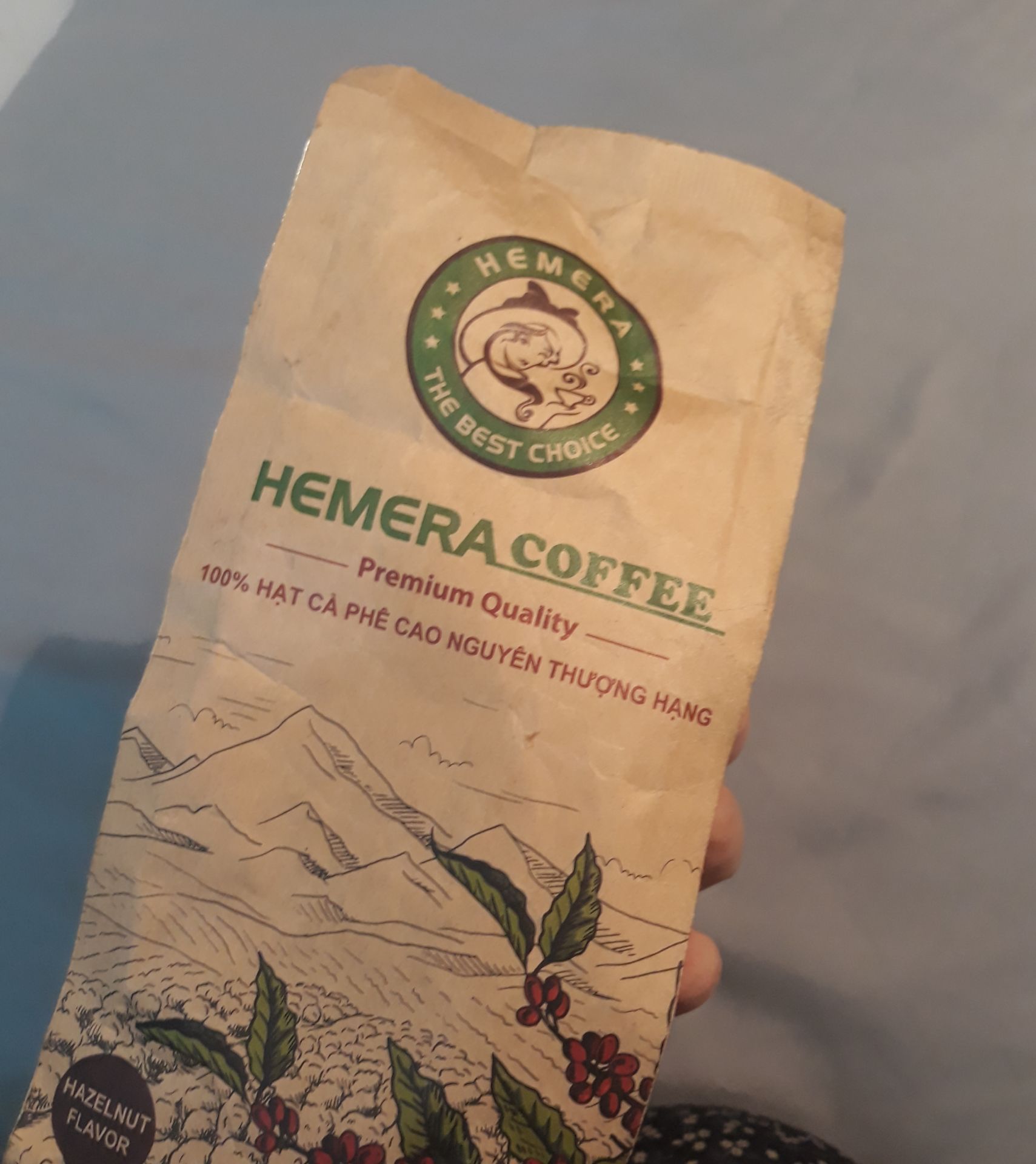 Bao bì nhăn nheo và bẩn, date thì cách mấy tháng rồi. Mùi càphê ngửi cực khó chịu toàn mùi chất hoá học. Không thể sự dụng được. ?