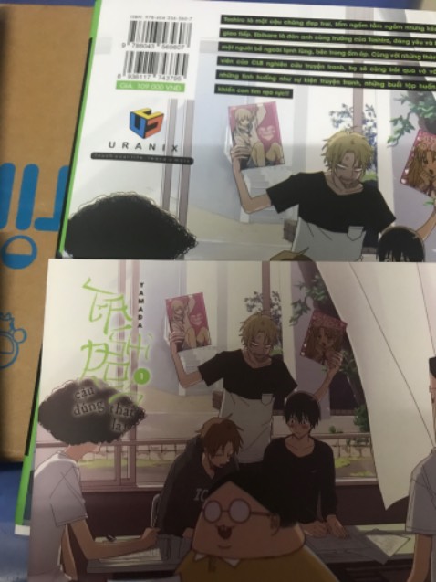 Pháp sư Tiki giao hàng quá ảo ma, truyện nguyên vẹn, đủ phụ kiện, nội dung hài hài dễ thương. Đêm cứ ngại ngùng thế nào ấy. Bạn nào thích kiểu seme mạnh mẽ chắc sẽ không thích truyện này. Art postcard y như bìa , màu sắc không được đẹp lắm