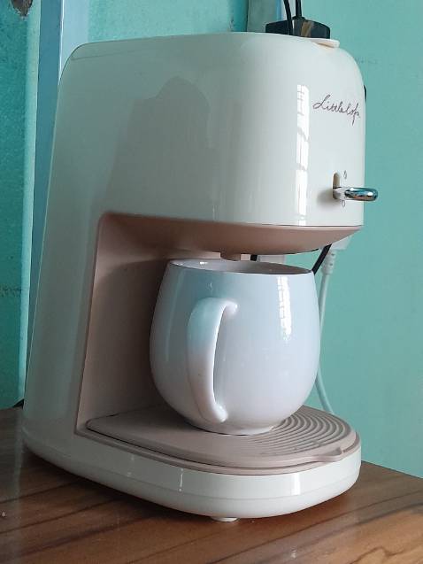 Một chiếc máy xinh xắn. Nấu nước sôi rất nhanh. Tiện lợi pha cà phê, trà và nhiều món khác... dành cho một người. Cảm thấy hài lòng.