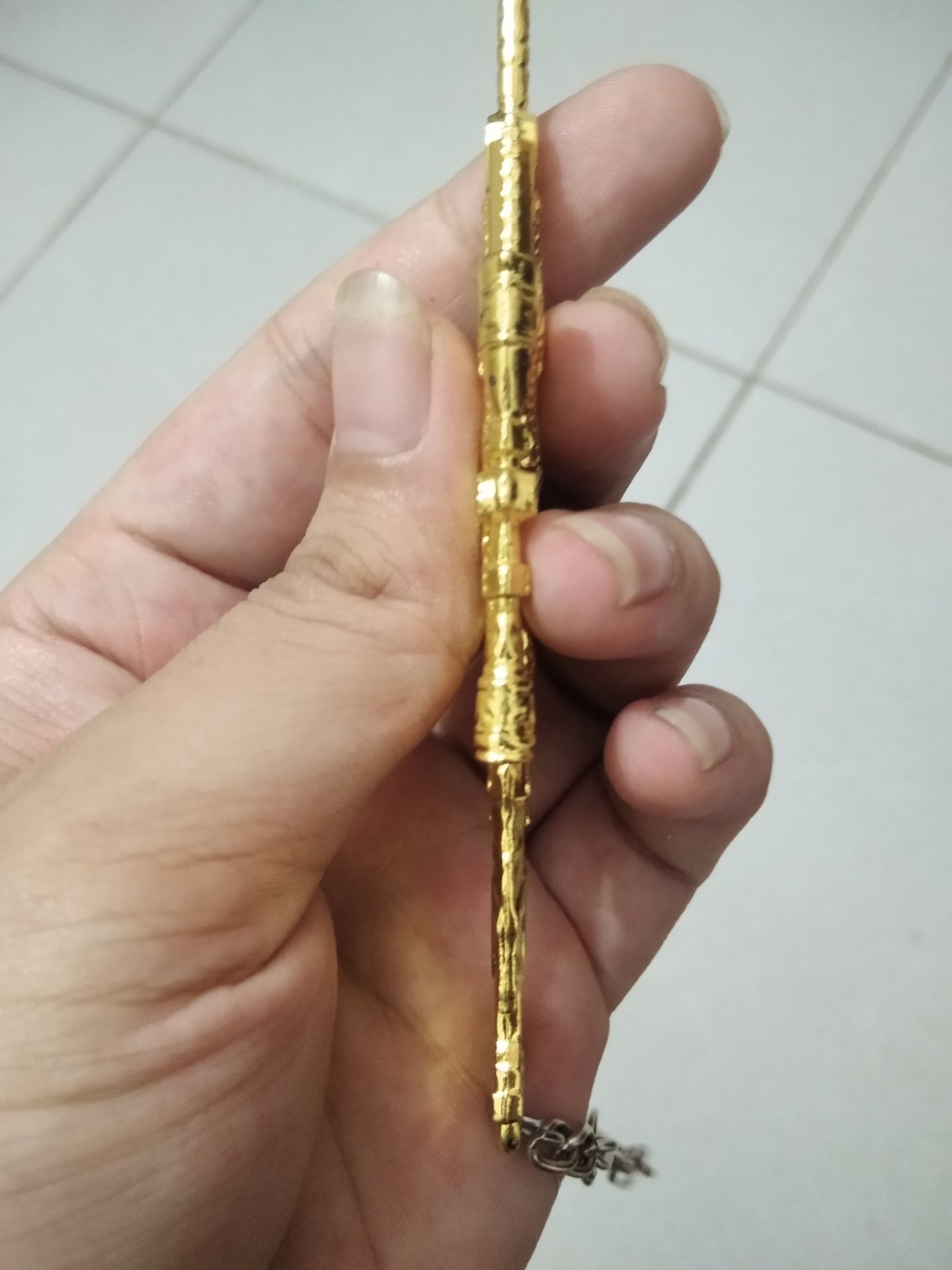 Súng đẹp, màu sắc rõ rệt, hoa văn chi tiết, rất thích hợp để chưng bày.
Sơn hơi bị len 1 tý, súng hơi mỏng( nhất là báng súng, dày 2mm), cầm chưa đc đã tay cho lắm, rất dễ bị tróc sơn.
Sao Scar-L lại gắn đc scope 8x nhỉ?:)))