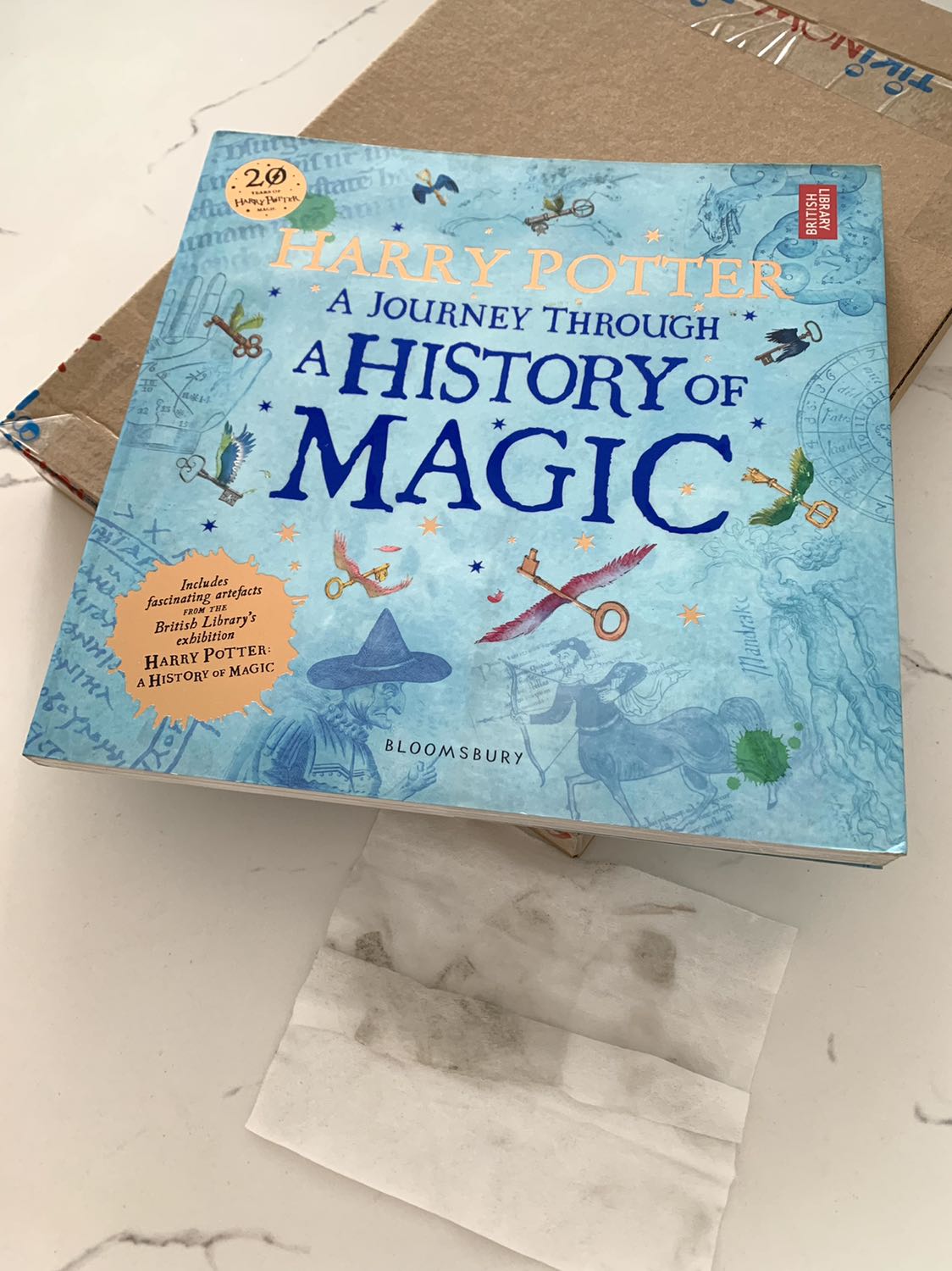 Sách đẹp nhưng bụi bẩn và sờn ố mép sách thật buồn 😢 Tiki giao nhanh.