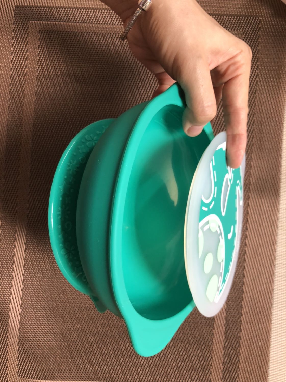 Bát rất dể thương, silicon dày dặn. Đế hít tốt. Yên tâm cho con sử dụng.