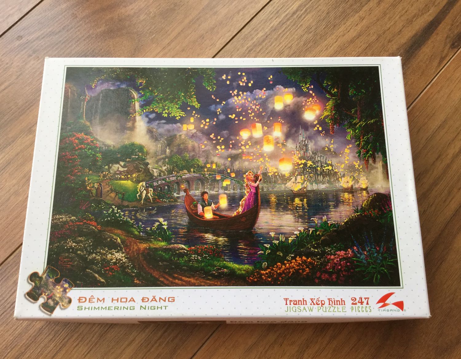 Chất lượng, hình in đẹp, có thêm hồ và miếng lót bằng xốp nhỏ mỗi tội hồ bị rơi nắp ra hay sao mà mình khui hộp ra đã không thấy. Nhưng mà dù sao sp cũng rất ok, uy tín.