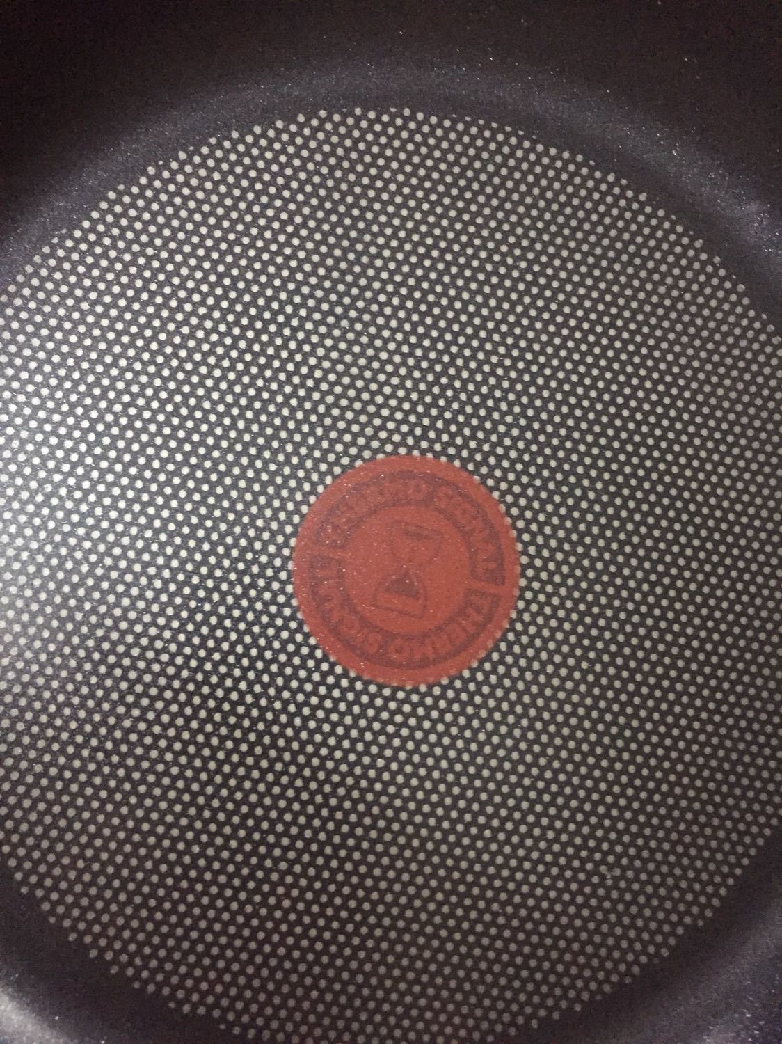 Chảo cầm chắc tay, bám tốt trên mặt kính bếp. Chiên ít dầu là Ok k cần đổ nhiều dầu quá. Giao hàng nhanh, k móp méo gì.