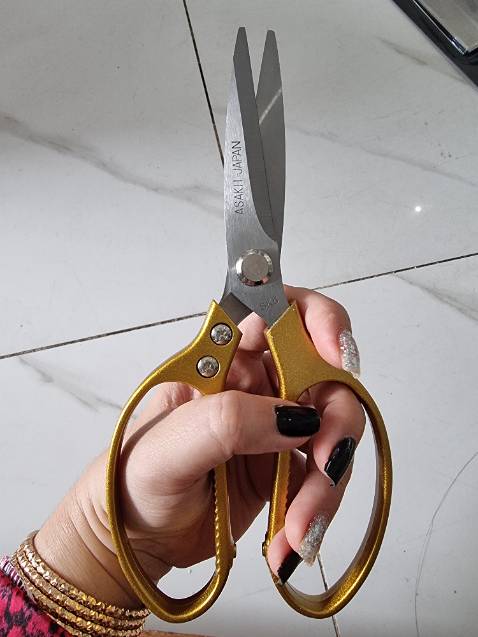 Kéo y hình,  cầm chắc tay,  mũi kéo không nhọn nên cảm giác cầm an toàn