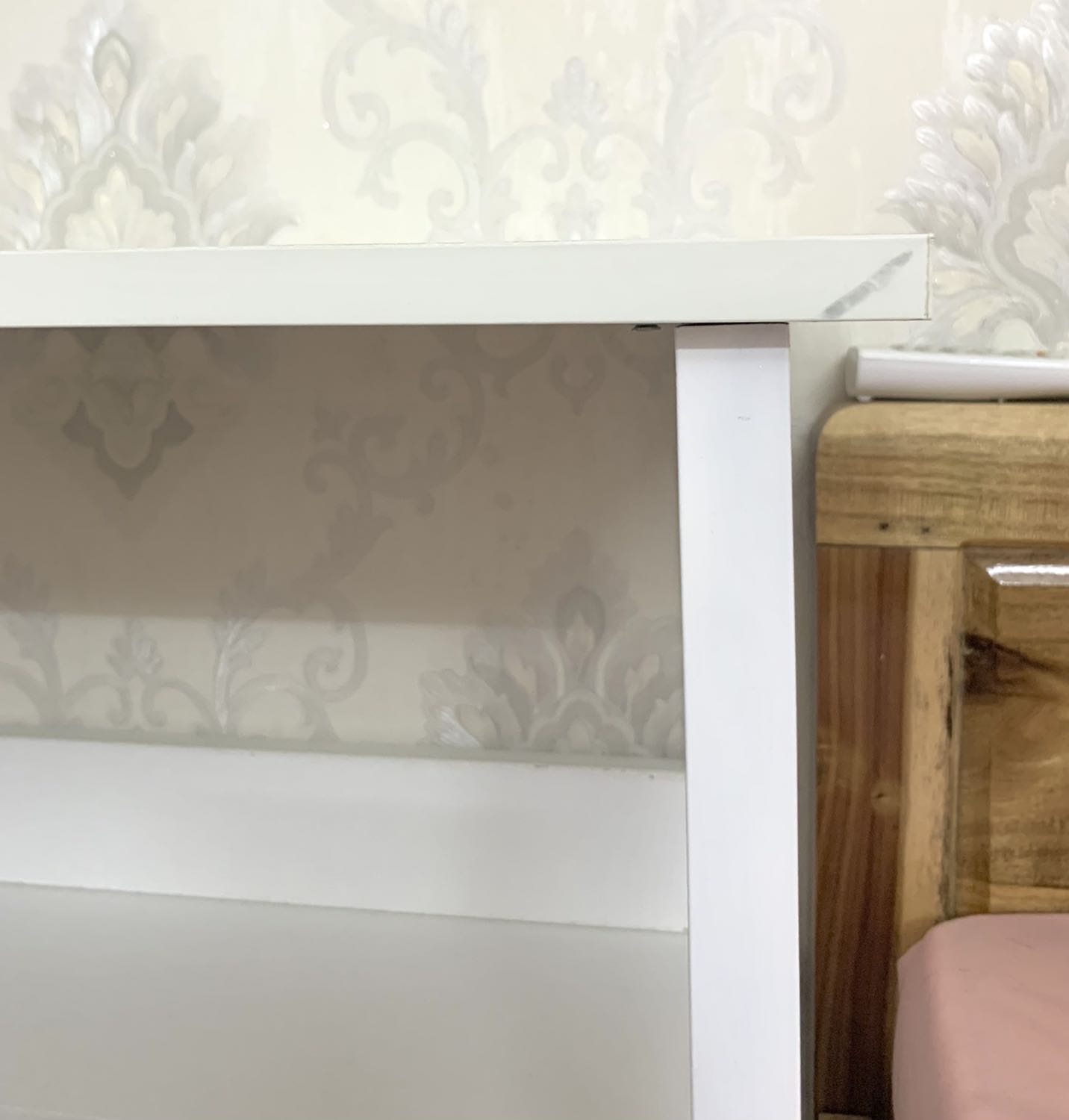 Bàn đóng gói đẹp, có miếng đệm 4 góc bàn, bàn sau khi lắp ráp khá chắn chắn, không bị rung lắc, dễ lắp ráp nữa, shop giao đúng màu mình chọn.
Tuy nhiên còn 1 vài chỗ mình không thích lắm là bàn bám bụi khá nhiều, miếng kệ bên dưới hơi không khớp lắm, vài chỗ bị xước nhưng trong mức chấp nhận được, nếu bạn cần một sản phẩm phù hợp túi tiền và không gian phòng hẹp thì mình recommend bàn nha, nhỏ gọn dễ thương ??