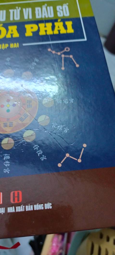 Với một người yêu sách mà thấy như vầy đau lòng lắm mấy má ơi. Làm ơn lần sau bọc 4 góc sách dùm đi mà!!! Sách vẫn còn seal màng, bên ngoài trầy trụa, bên trong giấy trắng ko phải loại giấy vàng chống loá. Giấy mỏng, mực in có trang đậm trang mờ. Mép giấy có chỗ bị lỗi. Nói chung giá này thì chất lượng vầy là phải. Có lẽ là nhữg cuốn bị lỗi loại ra để bán giá mềm hơn chứ bán đúng giá bìa chắc bị chửi cho vuốt mặt ko kịp quá. Nói chung kiến thức là vô giá! Nên tạm chấp nhận dc!