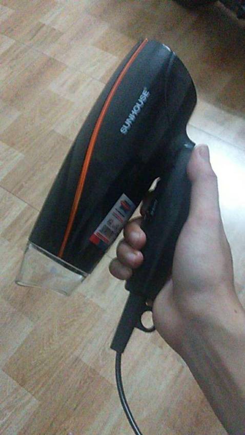 Máy sấy gia công chắc chắn, gập gọn được, sấy mạnh vừa đủ, có cả sấy mát. Rất ưng.