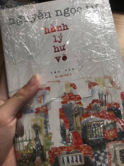có bọc , sách không bị bẩn quá, có một chỗ bị dập gáy nhìn xấu, nội dung thì ok, sách cô Tư k cần phải bàn nội dung, giá sale tàm tạm, sách mỏng