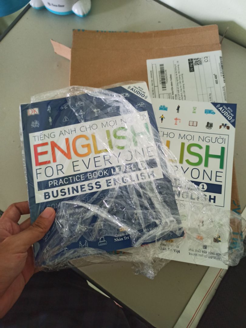 khó hiểu đóng gói?? một quyển quấn linon một quẩn thì k. nên là quyển k có bọc thì bị xước hết bề mặt.
sách có đầy đủ đĩa CD. giấy tốt. chống loá!