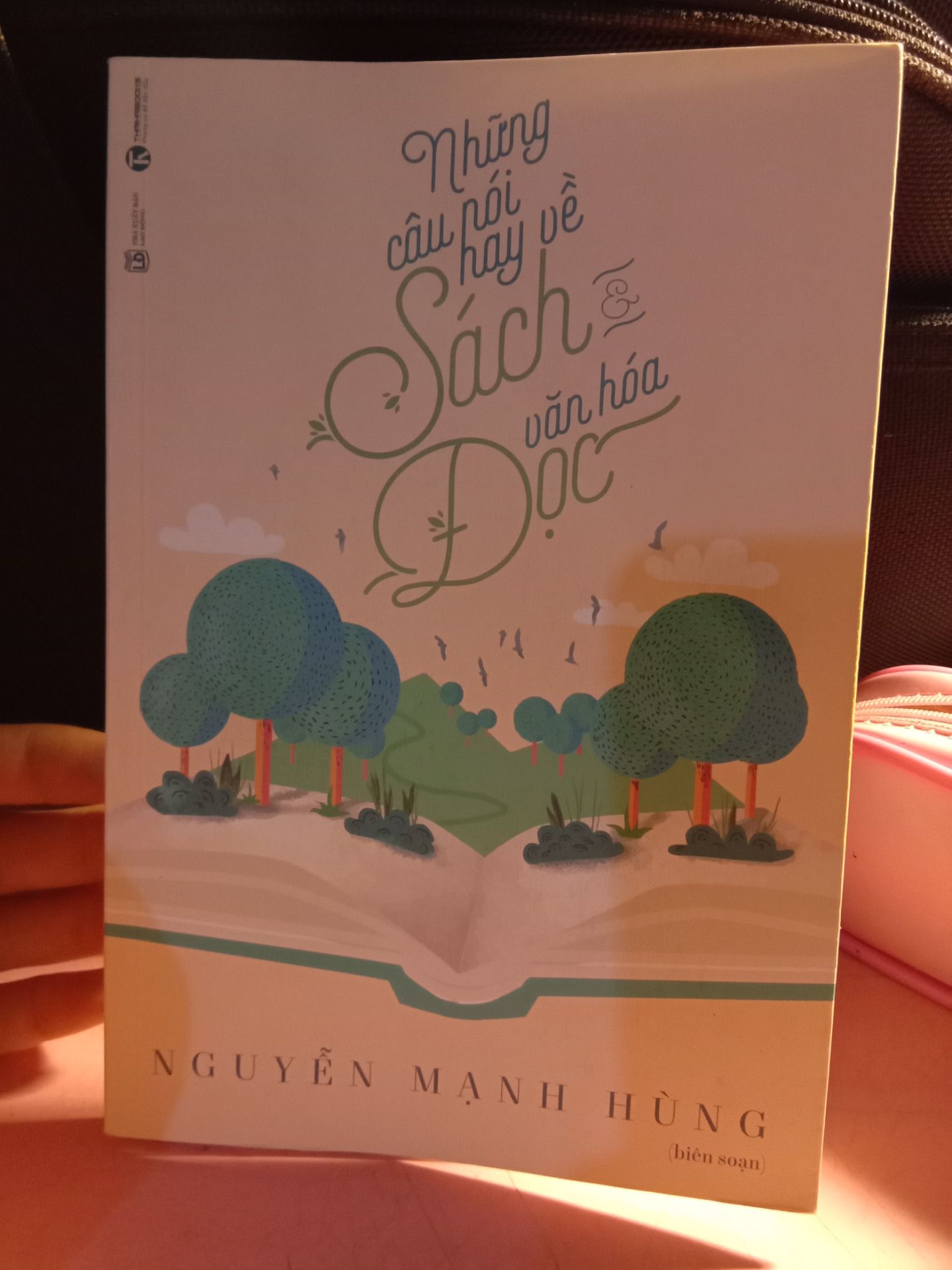 sách đẹp màu sách tốt,  đọc hay, giúp mình cảm nhận được nhiều thứ, tuy nhiên chỉ là những câu nói nên sẽ hơi khô khan