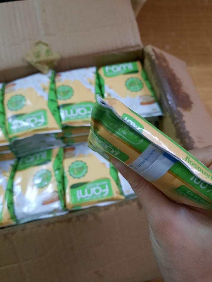 Shop chọn sản phẩm không kĩ,hoặc đóng gói vận chuyển có vấn đề. Giao hàng đến nơi trễ 5 ngày so với lịch hẹn và thùng sữa thì khi mở ra ướt cả thùng, sữa lem nhem khắp nơi, mùi chua lòe cả thùng luôn. Qua kiểm tra bị rách 2 túi nên khỏi đổi trả mất công chứ không ưng tí nào