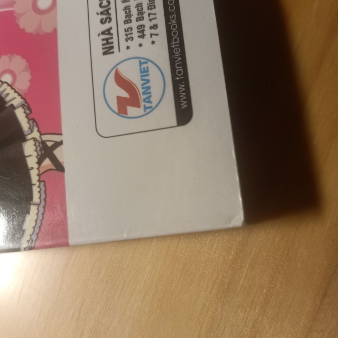 Góc bìa sách có vết do để trong hộp, bìa trước có nét vẽ bằng mực, cạnh gáy sách có vết bẩn nhỏ. Trong sách có một số trang bị hằn nét in của trang trước. 
P/s: Ảnh mờ nên hơi khó nhìn, mong thông cảm ạ