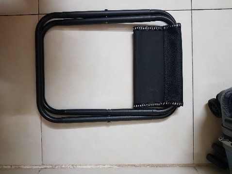 Ghế giống như quảng cáo, gấp gọn và tiện lợi, ghế cũng rất chắc chắn. Mình đặt 1 size lớn và 1 size nhỏ, cái size nhỏ thì phù hợp hơn vì nhỏ gọn và nhẹ hơn, tháo lắp cũng đơn giản nhanh chóng nhẹ nhàng hơn. Còn cái size lớn bị cũ gỉ sét nhẹ vài chỗ nối lắp cũng như bị móp nhẹ nên việc tháo lắp hơi cứng hơi khó xíu, phải dùng lực nhiều cũng như nặng hơn và ko tiện bỏ túi như cái nhỏ (còn lại đều rất OK). Giao nhanh, gói kỹ, shipper nhiệt tình thân thiện, Thanks all