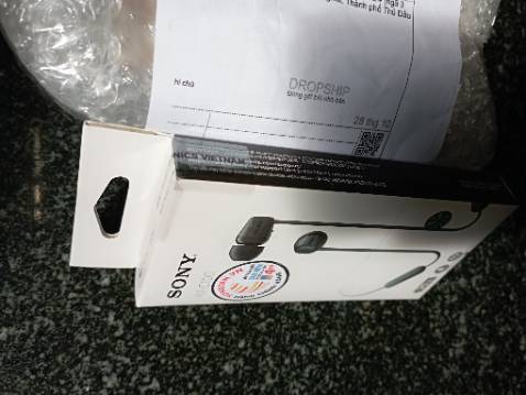 Giao hàng nhanh, nghe gọi thử thì tiếng rõ, ko rè, micro ko có lọc tập âm nên lọt tiếng gió khá lớn gây khó chịu cho bên nhận cuộc gọi, chất lượng phát nhạc thì hàng sony ok xưa giờ..