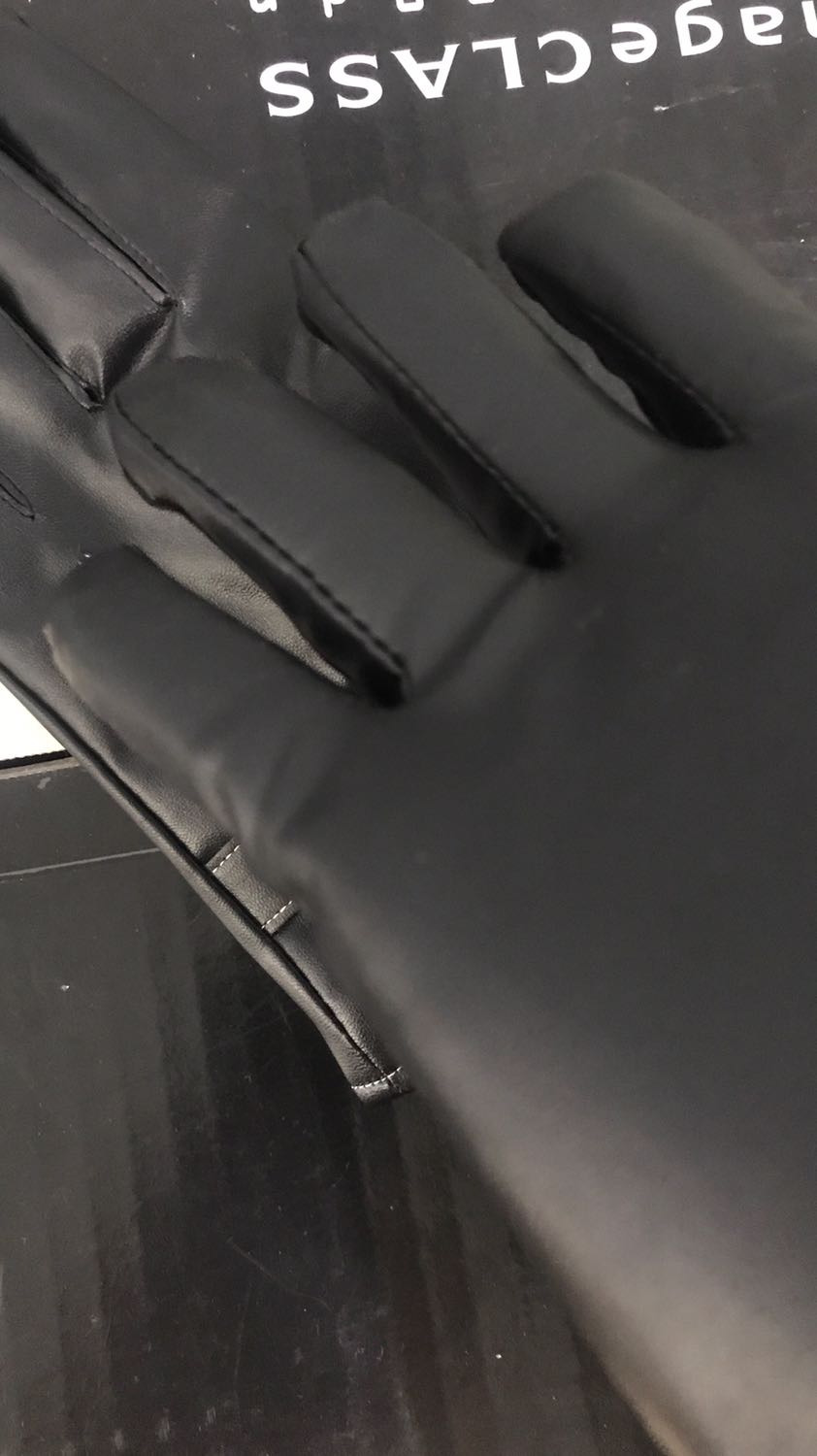 Găng tay da rất ấm áp. Lần đầu tiên mua hàng trên tiki thấy sản phẩm rất chất lượng nên viết nhận xét để mọi người tham khảo. Da rất mềm, bên trong có lớp lông ấm áp. Trời hà nội năm nay lạnh khô đeo quá là ấm luôn. Nhưng kẻ cả mưa thì cũng chỉ cần lau qua đi là ok rồi. Không lo ươt như găng tay vải. Cảm ứng điện thoại thì cứ gọi là trơn nuột. Sản phẩm tốt. Xứng đáng 5 sao.