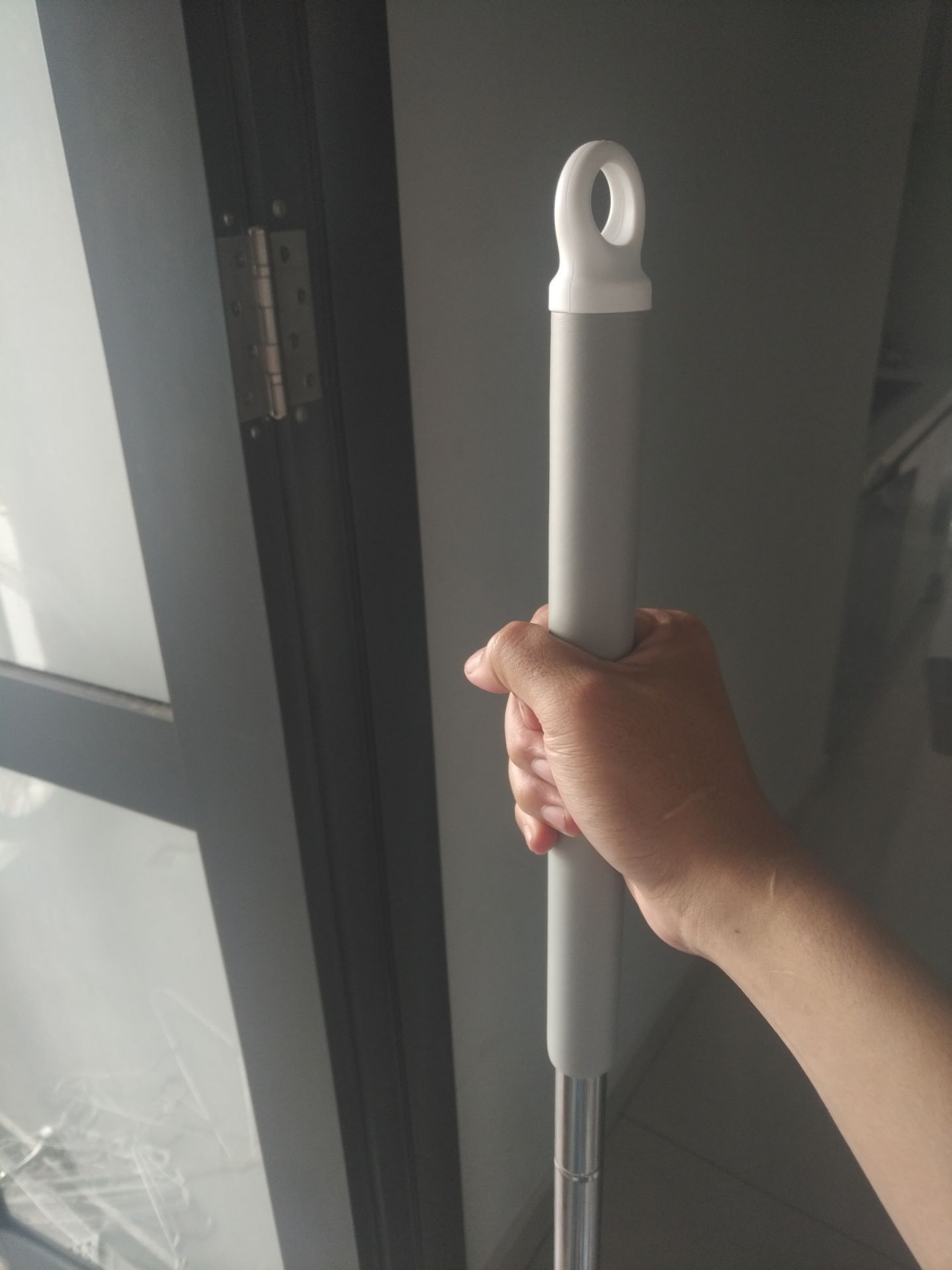 Sản phẩm rất ok, đáng tiền. Được kèm 3 miếng lau, có thể dùng lau kính cửa, sàn nhà riêng. Vắt khô lau cực sạch bụi bẩn, đi mát chân hẳn. Cán lắp dễ dàng.  Tay nắm đệm cao su mềm cho cảm giác cầm nắm em tay. Bàn lau gấp lại rất nhạy và chuẩn giúp dễ đặt vô thùng kéo lên xuống. Vắt bên ngăn khô nước chảy về ngăn chưa luôn. Thích ?