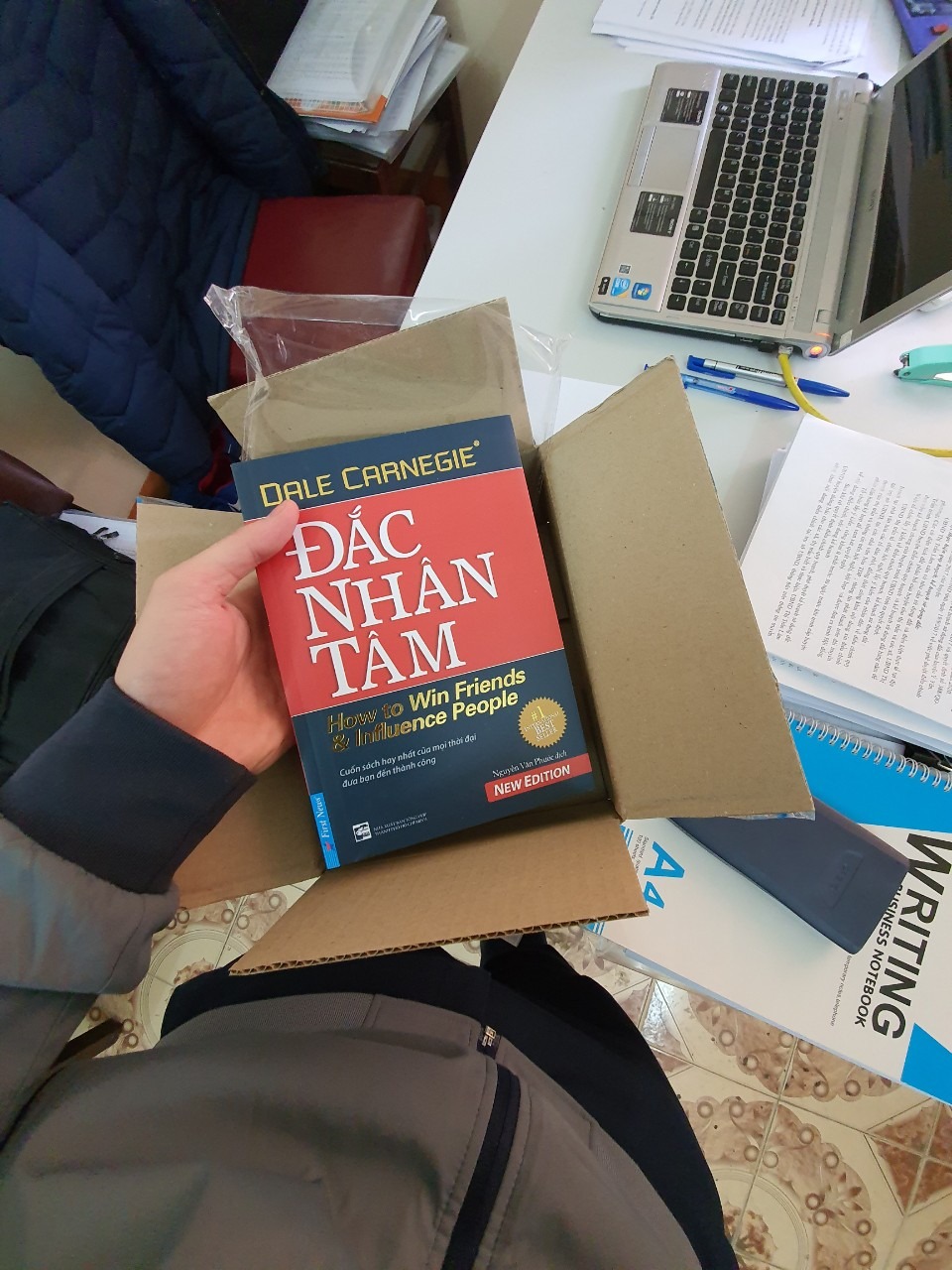 Mình có mua 4 cuốn tứ thư lãnh đạo được tặng kèm sách Đắc Nhân Tâm. Khi mình nhận hàng có thiếu cuốn Đắc Nhân Tâm, mình đã khiếu nại qua *** tiki, các bạn nhân viên đã nhiệt tình hỗ trợ mình. Hôm nay mình đã nhận được sách gửi bổ sung, mình cảm thấy hài lòng về dịch vụ của các bạn.