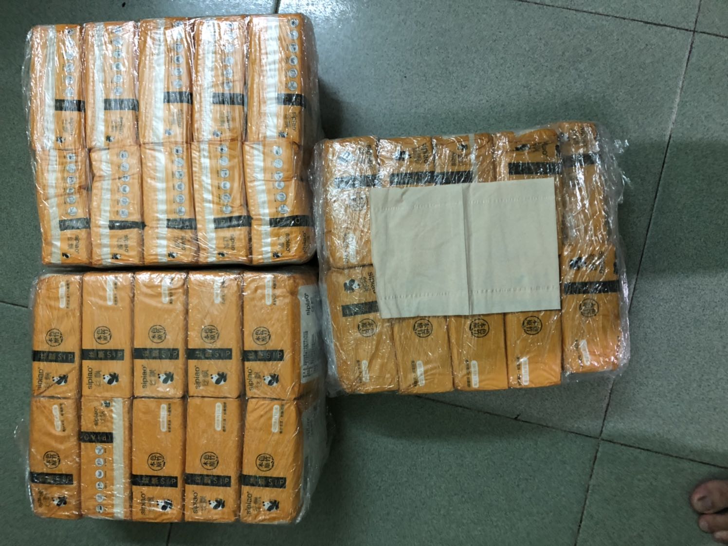 Đóng gói kỹ!
Date mới. Sản xuất 20/07/2020
Kích thước giấy phải lấy ra mới đúng kích thước do đóng gói của nhà sản xuất cho gọn.
Có nhiều bạn nói giao sai kích thước là không phải nha. Kích thước là kích thước tờ giấy nha.
Giấy 3 lớp, dai không bả khi thấm nước.
Giá ổn.