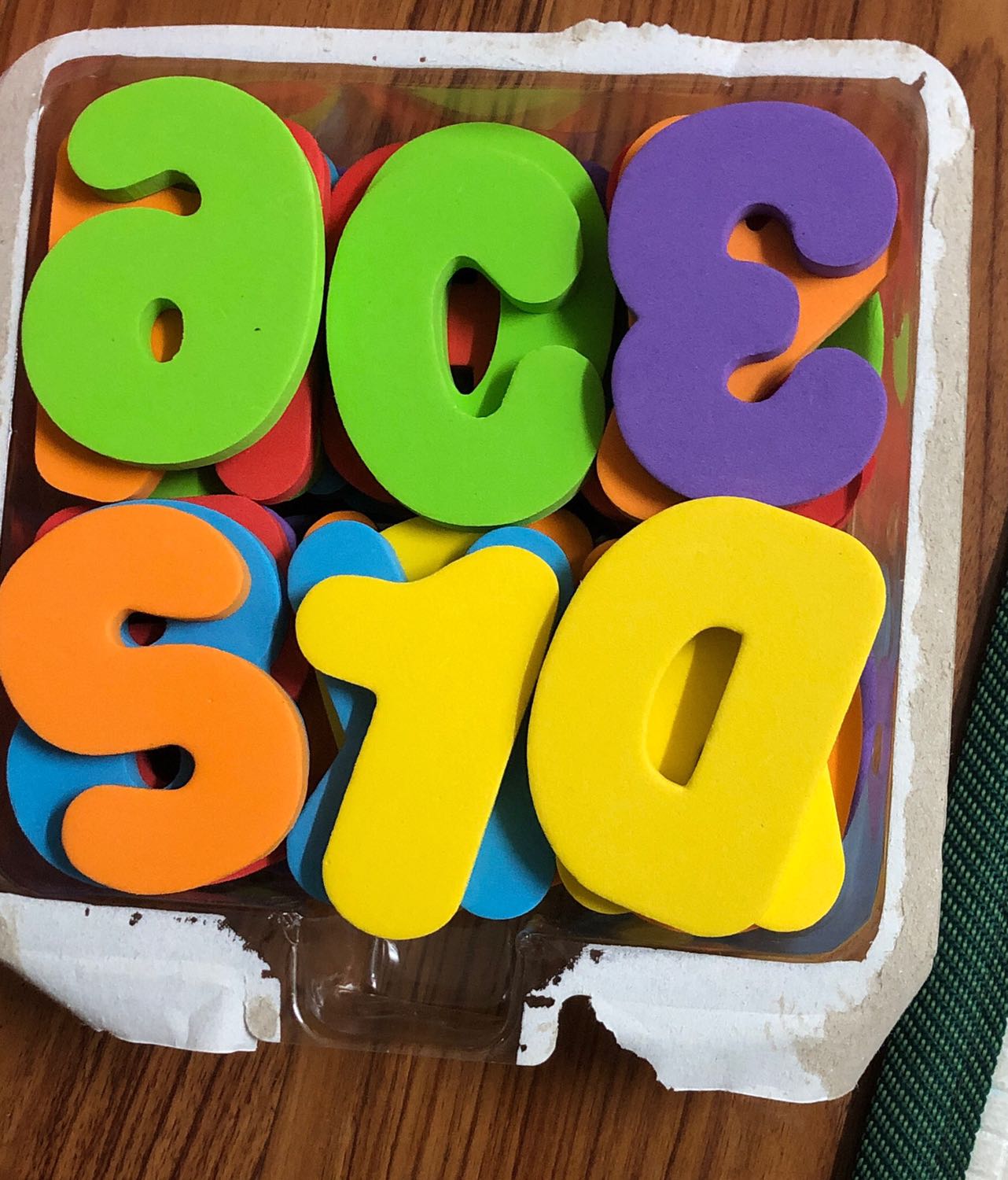 Mình đã từng mua bộ chữ hiệu  này nhưng bộ mua trên tiki chữ xốp dày hơn đẹp hơn chữ có in chữ mkcmk 0259 trên 1 số chữ cái, hàng chất lượng hơn bộ mình đã mua trước đó