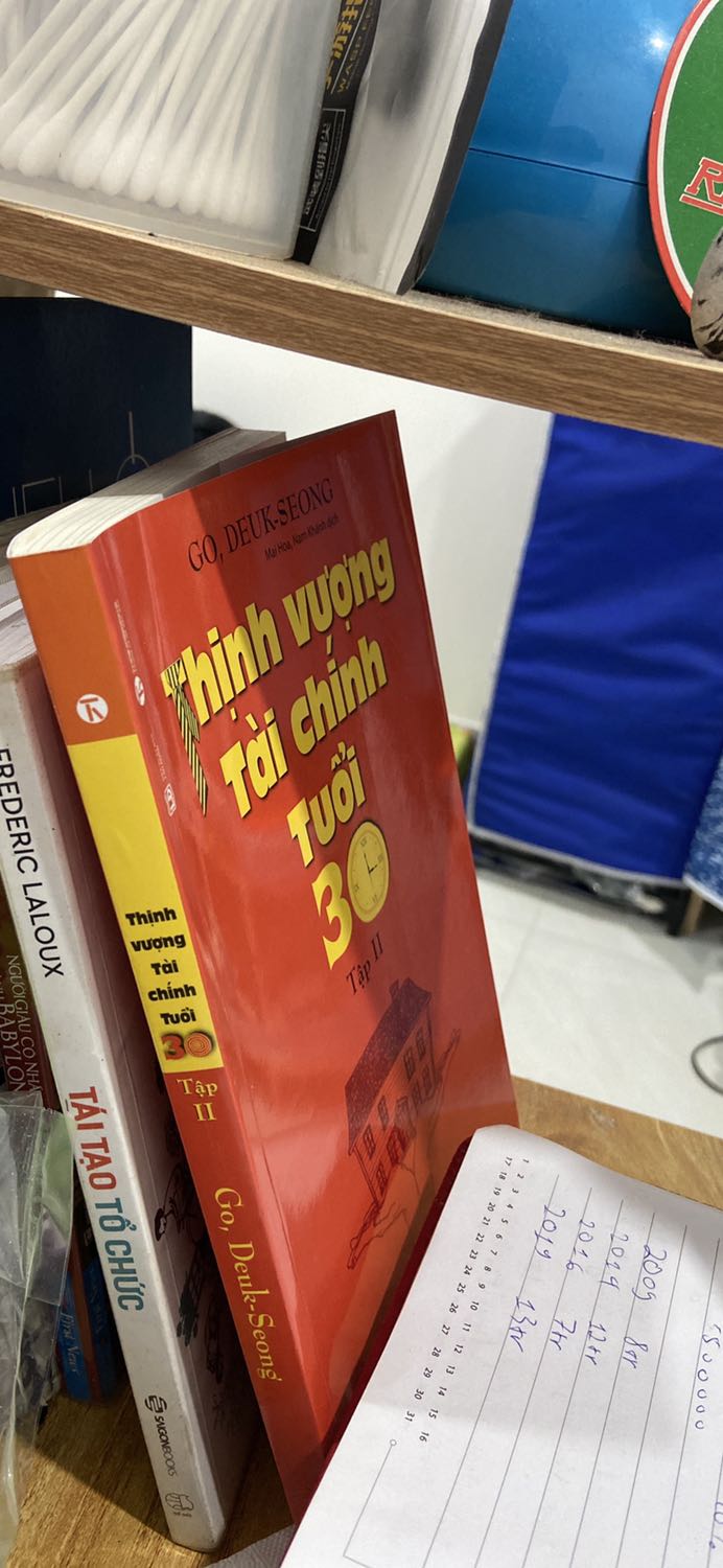 Mua 2 cuốn, cuốn 1 đọc dễ hơn cuốn 2 nên đưa chưa người eo đọc. Với động lực là đọc xong sẽ cho 1 trịu mỗi tháng cho mục đích đầu tư để cả 2 cùng biết quản lý tài chính cá nhân. Cuốn này nếu ai đã đọc cha giàu cha nghèo hay tài chính cá nhân cho người Việt của thầy LMC thì khúc đầu sẽ hơi dội. Nhưng nên biết là bối cảnh tác giả viết cuốn sách này là Hàn Quốc năm xửa xưa, khi người dân còn tư duy lạc hậu hơn nữa. Thành ra cách kể chuyện hơi vồ vập của tác giả cũng là vì vậy. Bỏ qua những cách hành văn mà hiểu ý chính mới chính là giá trị chân thực mà tác giả muốn truyền tải. 
Đọc xong 2 cuốn, vẫn thấy cuốn 1 dễ vào hơn cuốn 2. Cũng như là sách còn nhiều chỗ sai chính tả chí mạng (nhất là những bảng liệt kê chi tiêu của ngân vật chính) như là thiếu số 0, dư số 0 làm cho mấy triệu won thành mấy chục triêu. Đọc toàn bị khựng. Ngoài ra vì tiền Hàn Quốc 1 triệu won = 20 triệu đồng vn và mức sinh hoạt hai nước cũng khác. Nên lúc đọc cũng cần phải xài não hoặc bỏ qua để lấy ý chính thì mới ok. 

Túm lại đọc xong vẫn highly recommend thêm cuốn tài chính cá nhân cho người Việt của thầy LMC để dễ áp dụng vào thực tiễn