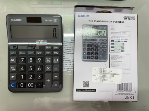 Dùng ổn
Ưu điểm: kích thước vừa vặn, không quá lớn, quá nhỏ. Nhập số bấm ngon. Có chức năng Tax tiện lợi.
Nhược điểm: máy không có phím tắt máy (auto off), màn hình dễ trày. 
Mua tại shop Hoàng gia kích hoạt được bảo hành chắc là hang chính hãng.