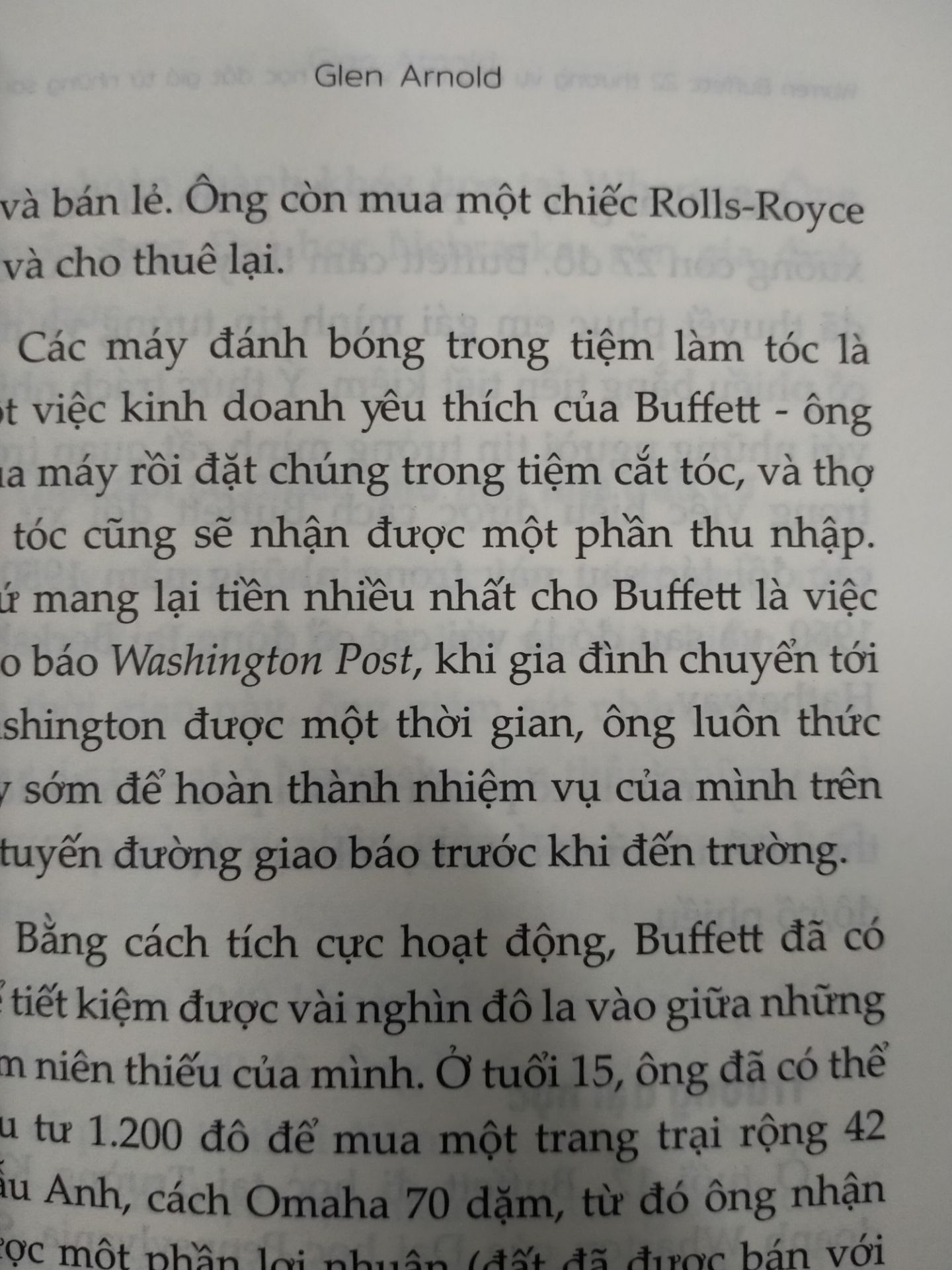 Sách có chất liệu tốt, giấy chất lượng cao. Tuy nhiên vẫn có vài chỗ bị in sót chữ, mực thì đậm quá dẫn đến vấn đề lem chữ sang trang sau.