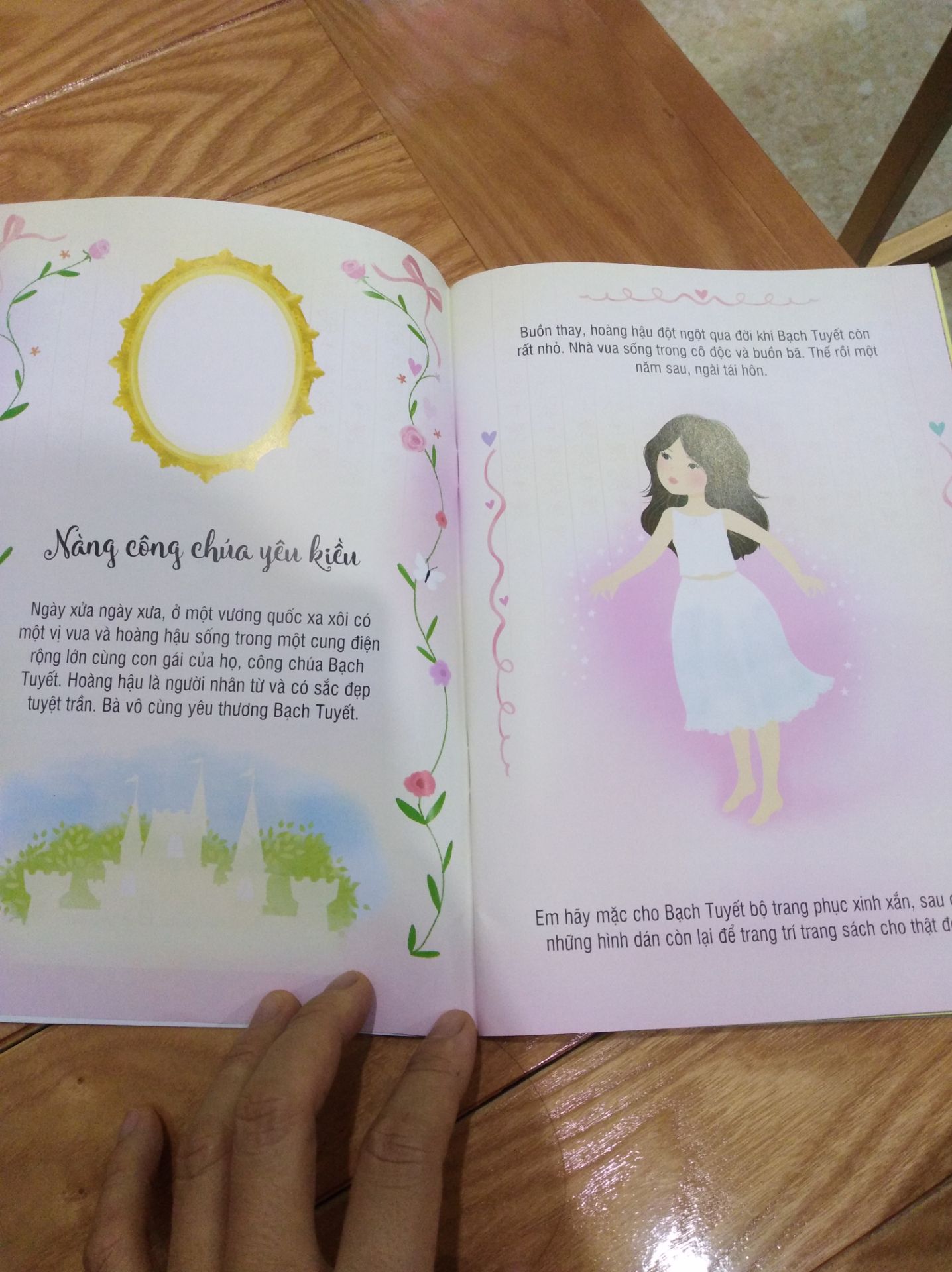 sách rất đẹp, xem kẽ những câu truyện là những hình dán dễ thương cho các bé dán. sách rất đẹp, xem kẽ những câu truyện là những hình dán dễ thương cho các bé dán.