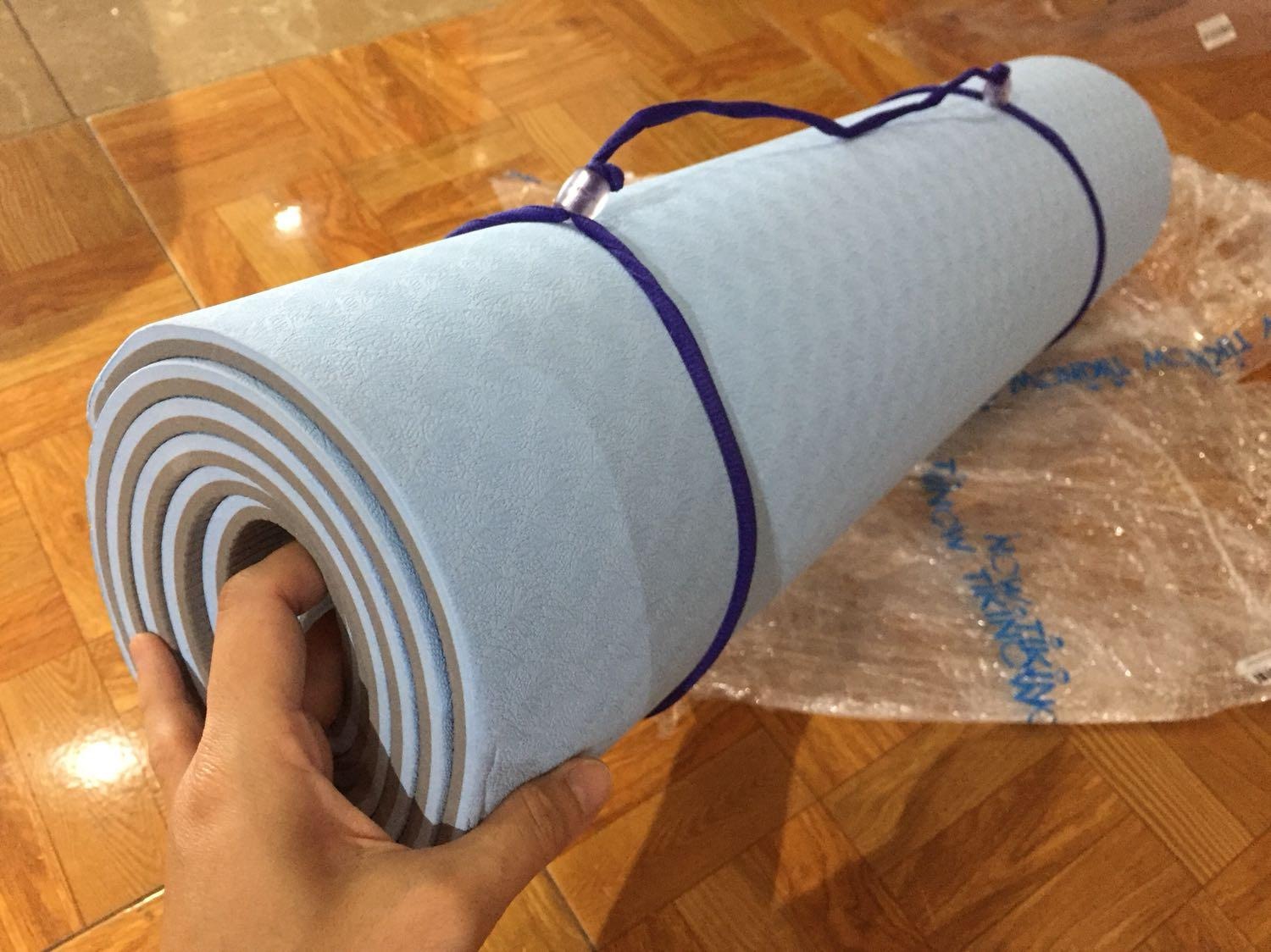 Mình mua lần này là lần 2, sau lần trước mua thử; thấy sp quá tốt nên phản hồi cho anh em biết.
-  Lần trước và lần mua này mình vô cùng ưng ý, vì thảm nhận được rất dày dặn, 2 lớp TPE sắc nét
- Thảm khá êm và bám mặt sàn tốt, nên có gập bụng hoặc gập lưng không bị xô
- Màu sắc có 2 mặt, đều nhám, tuy nhiên có 1 mặt nhám hơn nên để xuống dưới, thì bám chắc chắn hơn.
- Đây là shop duy nhất mình thấy có túi và dây đi kèm, túi đựng tiện lợi khi đi ra ngoài, dây kéo cũng chắc, siết chặt.
- Mình mua thử dùng ok, mua cho bạn gái mình 1 cái màu xanh nữa. đều không bị sẹp, ko bị lún. So với thảm ko có thương hiệu thì tốt hơn hẳn, thảm ko thương hiệu thấy lún lắm, dẫm chân lâu 1 chỗ là không đàn hồi lại bình thường được
- Có nhiều màu sắc chọn lựa, mình thì chọn màu này vì thích màu này và nó sạch sẽ
- Nhìn chung bằng đấy thứ mình rất tâm đắc, thời gian thì giao hàng cũng nhanh nên hôm nay mới ngồi review cho anh chị em được!!! Tìm hiểu ra bên miDoctor này chuyên bán hàng thể thao rất chất lượng đấy chứ!!!

Cho bên này 5*, tiếp tục phát huy