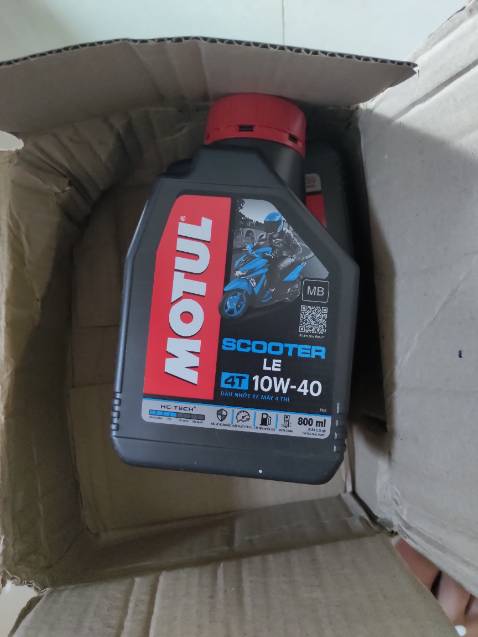 Mình đặt 2 sản phẩm Motul Scooter Power Lee 5w40 mà shop giao nhầm cho 1 chai 10w40 hình như là dầu khoáng, mình k rõ lắm, thành phần là dầu gốc và phụ gia, mình k rõ shop nhầm hay không. Mình chat thì k nhận lại được phản hồi gì cả. Hy vọng đó là sự nhầm lẫn, chứ k phải cố ý