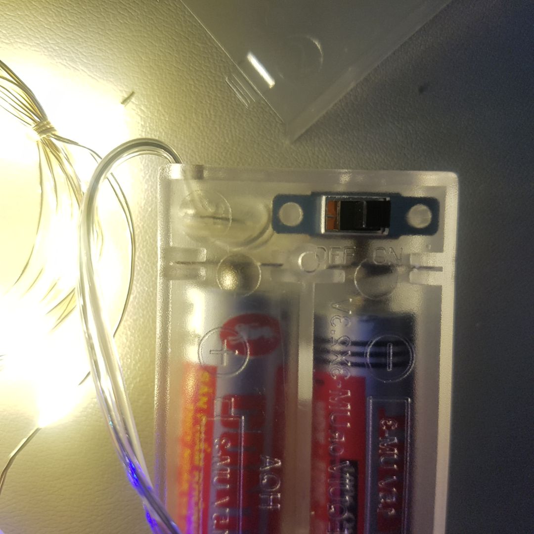 Đèn đẹp, bền chắc chắn, giá hợp lý. Dây led nhỏ, màu bạc kẽm trang trí trông rất sang, tinh tế. Dùng pin tiểu khá tiện, an toàn, không cần dòng điện. Có công tắc bật tắt. Đèn không đi kèm pin, tuy nhiên pin tiểu đồng hồ khá rẻ, mình xuống tiệm tạp hóa là có ngay. Lần sau sẽ ủng hộ shop.