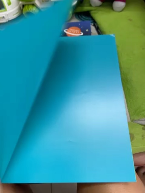 Một cuốn ehon dễ thương cho các bạn nhỏ từ 3t trở lên, sách nói về các hành tinh, các ngôi sao, thiên thạch trong vũ trụ. Hình ảnh sắc nét, nét vẽ dễ thương, nên mua cho các bé đọc để dễ hiểu hơn. Sách đẹp, tiki giao nhanh.