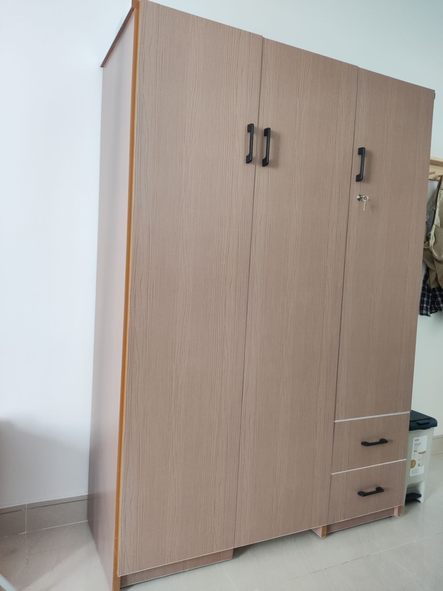 tủ đẹp, gia công khá chi tiết, của mình k có bánh xe dưới chân
shop rẻ nhất so với các gian hàng khác cùng loại
khi gia công hộc còn bụi nhựa trong kẽ khá nhiều, nếu mua về có máy thổi thổi hết thì ok hơn
miễn phí giao hàng đến nhà, mình ở lầu 3 shop có thợ hỗ trợ tháo ra di chuyển lên và lắp lại a-z 250k, các anh nhiệt tình dễ thương rất hài lòng