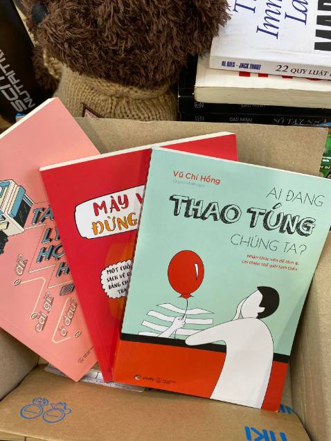 Thấy các bạn trên gr đọc sách review quá trời nên tui tìm mua đọc. Sách bên ngoài xinh lắm, bìa xinh mà bên trong cũng xinh nữa. 
Về nội dung, tui có đọc qua vài chương thì tui thấy đây là một cuốn sách tâm lý khá dễ đọc, nhất là với những bạn vừa bắt đầu đọc về tâm lý nữa. Nội dung không đao to búa lớn hay đầy rẫy từ ngữ chuyên ngành mà tác giả sẽ giải đáp, phân tích và đưa ra các vị dụ thực tiễn về các vấn đề tâm lý mà ai trong mỗi chúng ta cũng thường xuyên hoặc có thể gặp phải trong cuộc sống. 
Và có câu này tui thích lắm nè: "Hoàn hảo không bao giờ đi đôi với hạnh phúc. Vậy nên hãy theo đuổi hạnh phúc thực sự, đừng chìm đắm trong cái vỏ của hoàn hảo. Chân thật luôn chiến thắng hoàn hảo." 
Các bạn thử tìm đọc nhé chứ tui thấy ưng cái bụng mấy cuốn này lắm. Mà vì tui mua combo 3 cuốn này nên được tiki tặng bộ bookmark xinh dữ dội nè