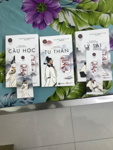 Đóng gói cẩn thận có 1 cuốn ko có bookmark