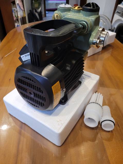 Máy chạy êm, nước mạnh hơn nhưng không nhiều lắm. Mình xem qua xem lại 2 bơm rồi chọn nhầm loại này không có tự ngưng khi khóa vòi. Sẽ bổ sung van tự động cho nó :-)