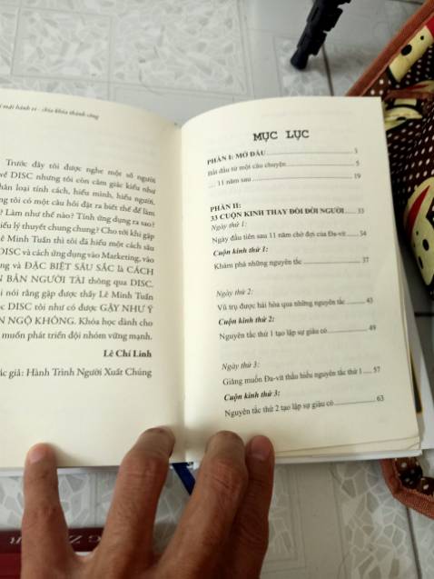 Tiki lại có shop hàng ko chất lượng vậy. Mua nhiều lần rồi mà lần này dính sách như này cũng chán. Bìa thì đẹp, giở trang ra thấy màu giấy cũ đã nghi nghi mà đọc đến cuối lại như này. Cũng may nội dung mình được anh Tuấn chia sẻ rồi. nhưng cuối trang nhìn cũng chán. Tự nhiên có cái mục lục của sách nào vào đây??????????