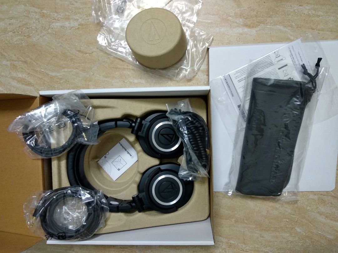 Mình đặt hàng hôm 15/3, đặt tikinow nên có ngay trong buổi sáng. Giá được km chỉ còn 3.1tr, giá khá tốt cho tai nghe này. Ban đầu nghe thì hơi bí, tai nghe ốp chặt vào tai đeo lâu sẽ nóng. Nếu đeo lâu sẽ quen dần. Tai nghe lâu âm thanh cũng hay hơn. 

Về chất lượng âm thanh, âm bass tuy hơi mỏng nhưng vẫn có chất. Mình cũng không thích quá nhiều bass vì nghe lâu dễ ù tai. Dải âm cũng khá cân bằng, mộc mạc. Mình nghe đủ thể loại, từ pop cho tới  classical, instrument đều thấy khá ưng ý