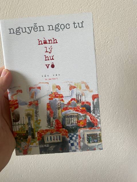 Hành lý hư vô.
Đó là thứ duy nhất có thể mang theo.
Vào đúng khi bạn nhận ra có bao nhiêu đồ đạc cũng chẳng lấp nổi biển trong lòng.
Vào đúng khi bạn có quá nhiều thứ để nhìn nhận lại trước và trong những cuộc chia tay.
Vào đúng khi bạn hiểu cách những mối quan hệ biến dạng sau mỗi cuộc chuyển dời, nhất là giữa người với người.
Vào đúng khi bạn biết là mình có thể buông, nhẹ không.

Hành lý hư vô là tập tản văn mới nhất của nhà văn Nguyễn Ngọc Tư. Đọc nó, người ta khó lòng ngăn cản được nỗi buồn, mà cũng không muốn ngăn cản nỗi buồn bởi cuối dòng chảy cảm xúc ấy là sự đồng cảm, hy vọng và cả dỗ dành.

Một tập tản văn đẹp, hiền, mộc mạc và sâu lắng chứa đựng tấm lòng của người viết.