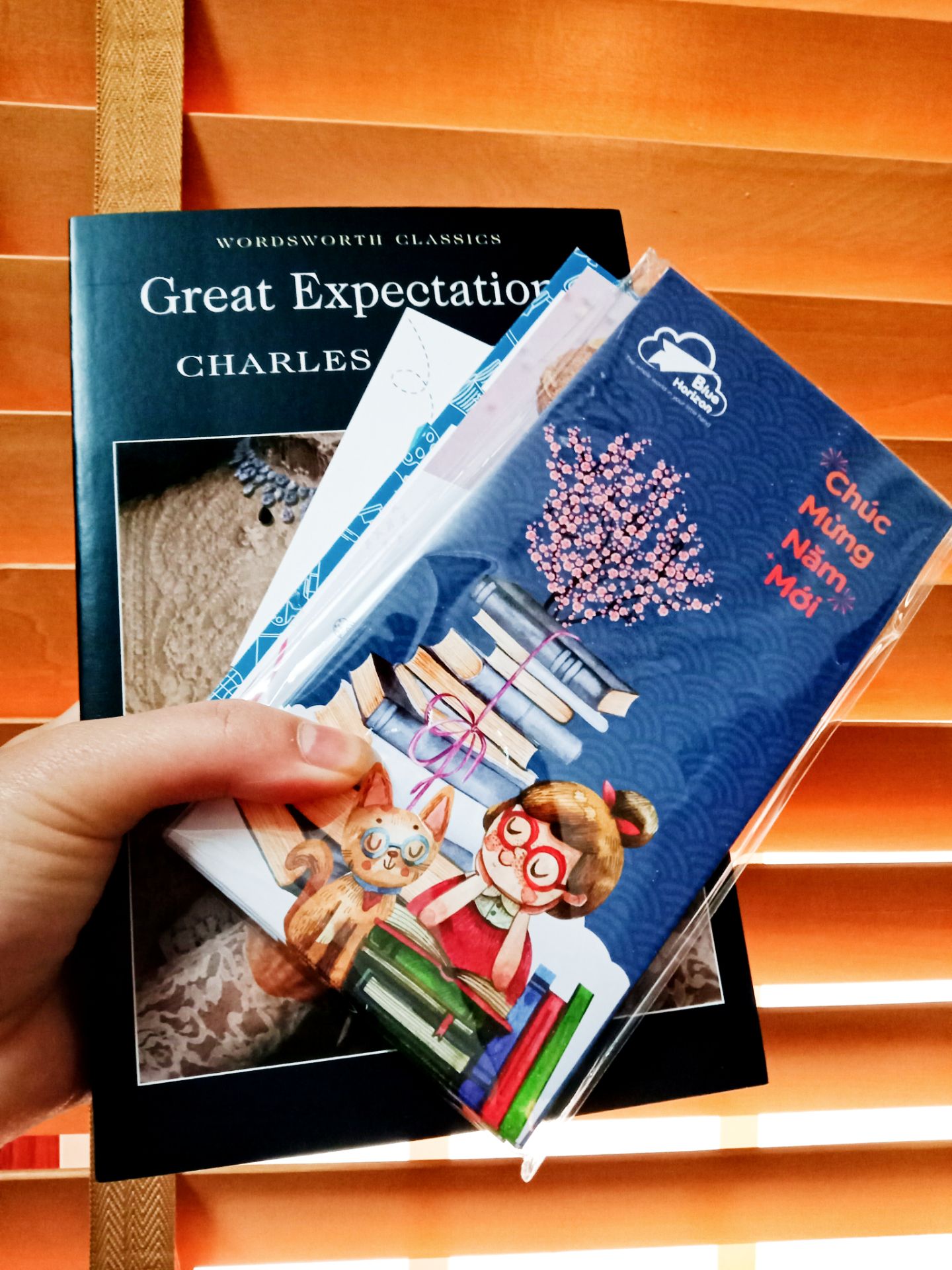 Shop đóng gói rất cẩn thận, sách ko bị cong hay xước, quà tặng kèm siêu dễ thương😍 Shop đóng gói rất cẩn thận, sách ko bị cong hay xước, quà tặng kèm siêu dễ thương😍