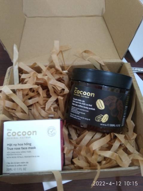 Ui cái mùi cà phê nó thơm quá trời, các hạt cà phê xay nhuyễn khi massage trên da rất đã  luôn. Chắc lần sau mua túi lớn hơn cho tiết kiệm, hihi, sẽ tiếp tục ủng hộ sản phẩm nhà Cocoon nhiều nhiều